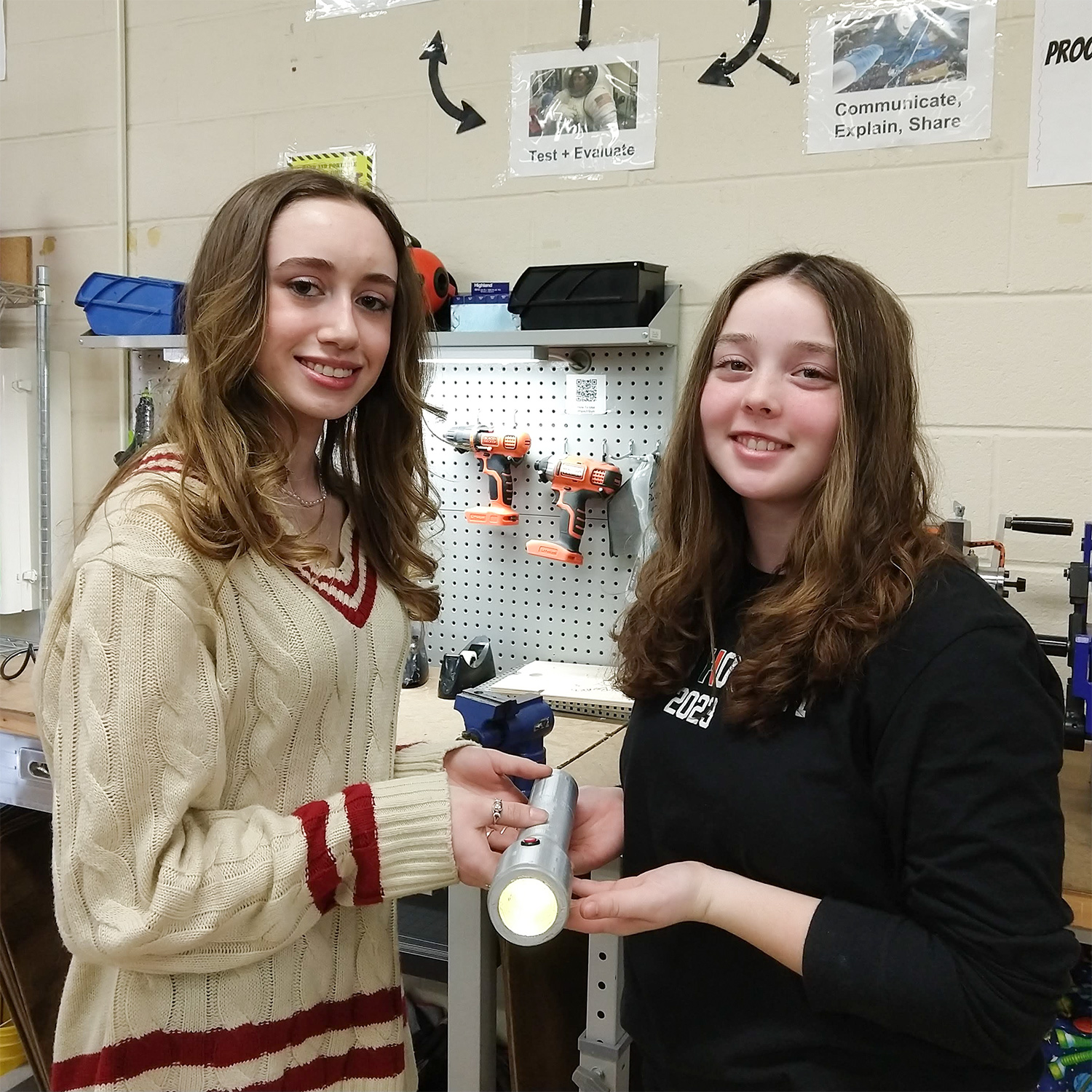Lauren Strechay和Nicolette Buonora发明了电池交换手电筒。