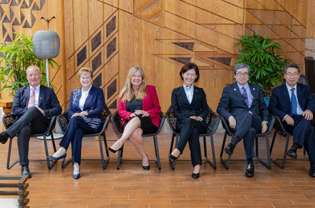 前五名知识产权办公室的六位领导并排坐着，右腿交叉在左边