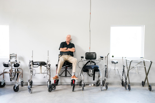 加雷特·布朗坐在怀特工作室六把椅子的演变过程中
