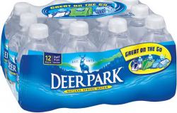 鹿公园标本显示了饮用水的商标用途。这个标本是一张12包水的照片。商标明显地显示在塑料包装上。 