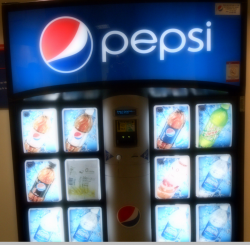 百事可乐样品显示了软饮料的商标用途。标本是自动售货机的照片。商标明显地显示在自动售货机的顶部。 