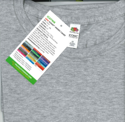 一张缝在灰色t恤内领口上的标签的特写照片。标签上显示了“织布机的果实”商标，第二个商标用风格化的字体写着“标志性T恤”，以及衬衫的尺寸。附加的吊牌列出了其他产品详细信息。 